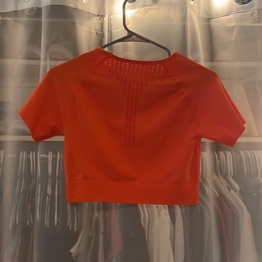 Cropped workout tee - Picture 2 of 2